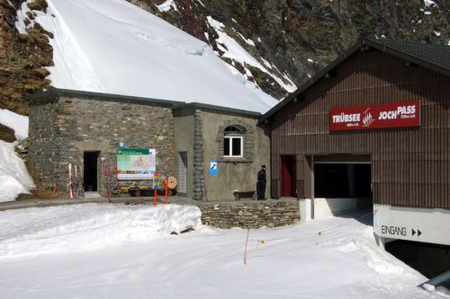 Überreste alter Anlagen am Jochpass...?
