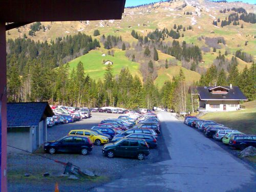 Samstag, 24. April 2010: Der Parkplatz ist um 9.30 Uhr schon ziemlich voll - wer Skifan ist, hat im Berner Oberland fast nur die Wahl "Engstligen"!
