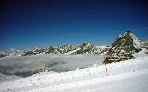 Leichte Föhnlage, in Cervinia zieht ein leichter Wolkendeckel auf
