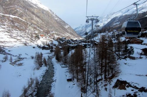 Im Gegensatz zu 2009 hats auch im Dorf schon Schnee
