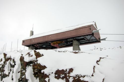 Super... ausser der ollen 8er-Gondel (Ski ausziehen / auf leere Gondel warten) gibts nun keine Möglichkeit, zum Trockenen Steg zu kommen bzw. gleich wieder "hintendurch" nach Furgg abzufahren (geht nur via Furggsattel). Gut geplant, liebe Bergbahnen... so ein Sch...!
