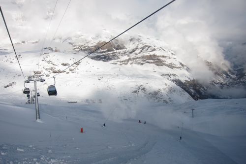 Merkt euch einmal mehr, liebe Bergbahnbetreiber: Wenn der Skibetrieb losgeht, schaltet ihr die Schneekanonen aus, ja...?
