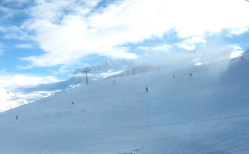 Es nervt uns Skifahrer und Snöberinnen nämlich ziemlich, wenn wir auf einer ganzen Piste vollgeschneit werden...
