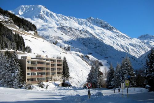 Diese Architektur lieben wir so an Andermatt... wenn ich Sawiris wäre, würde ich dieses Gschmäus zuerst mal sprengen lassen...
