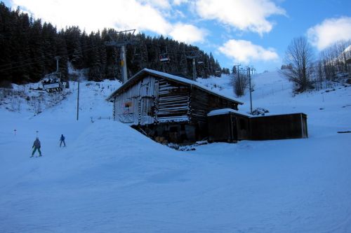Montag, 24. Januar 2011: Frischer Kunstschneehaufen in Dieni
