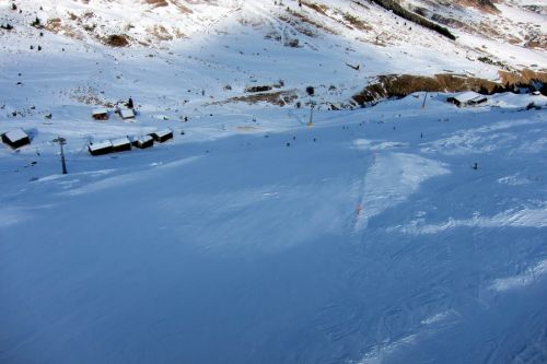 Wegen den ausgebliebenen Schneefällen haben die Bergbahnen an einigen Stellen wieder mit der Kunstschneeproduktion begonnen
