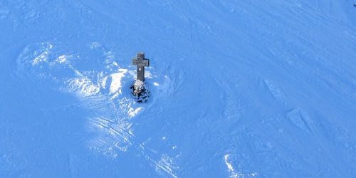 Tienis Kreuz schaut weit aus dem Schnee - immer ein guter Gradmesser für die Verhältnisse

