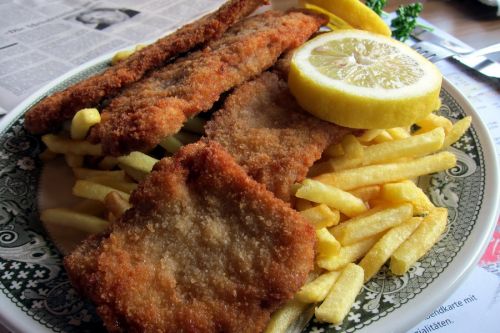 Spendierte Schnitzel für meine Sudada-Gratiswerbung auf Youtube... danke, Maike!
