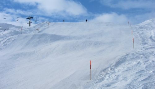 Naja, wer's mag... da fehlt etwa 1m Schnee (leider hat man die Schneekanonen an dieser Stelle etwas zu früh abgestellt, sie stehen dafür in Milez rum, was etwas komisch wirkt)
