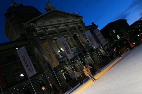Abends: Eisbahn auf dem Bundesplatz

