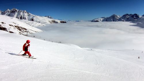 Auch sein grosser Bruder versucht die ersten Schwünge seines Lebens in einem "grossen Skigebiet"
