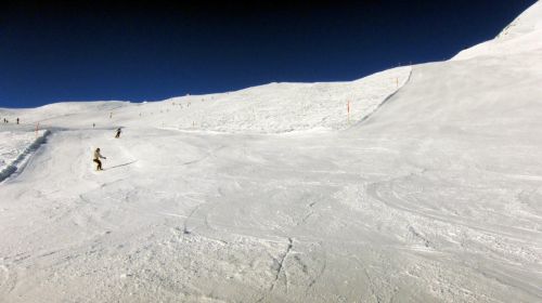 Traumhafte Pulverschnee-Pisten (die an der Sonne an exponierten Stellen ab dem Mittag schon leicht nässlich werden - aber das gibt eine kompakte Unterlage)
