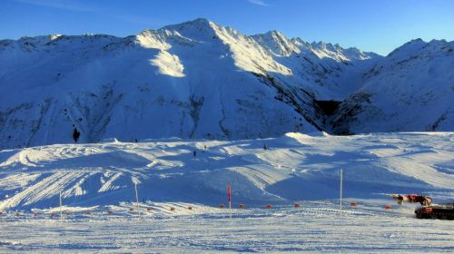 Snowpark Tegia Gronda: Nur zum Teil fertig (Cross), da mit Beschneien erst spät Gas gegeben werden konnte wegen des warmen Wetters im Dezember - man ist aber voll dran
