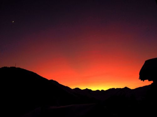 Die Sedruner Balkonaussicht am Abend gehört schon zum Schönsten auf diesem Planeten! Nun sind aber leider sechs Schnee-Regen-Tage angesagt, schade.
