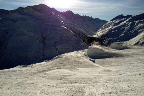 Der Snowpark steht mit Ausnahme der Pipe nun
