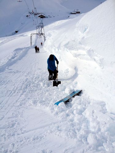 Adrian schnell helfen ein wenig Wächten-Schnee zu stampfen in der Alpsu-Liftpiste

