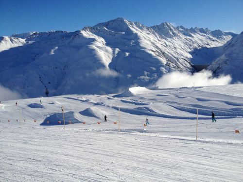 Der fertige Snowpark mit Cross-Strecke (Halfpipe noch im Bau)
