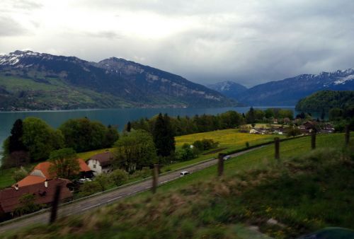 Das Wetter am Donnerstag soll gut sein, also gehts am Mittwochabend durch die verhangene Schweiz gen Zermatt
