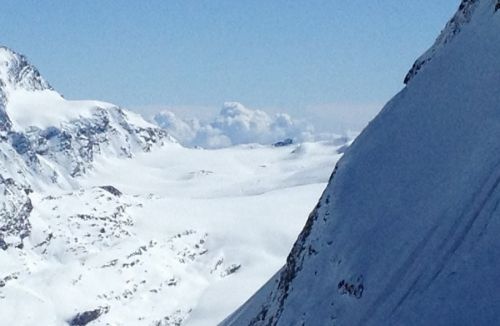 Ist das die Bergstation Saas Fee da drüben?
