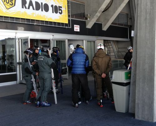 Gegen die Italiener gewinnen wir den Krieg... die Truppe Alpine fallen durch interessanten Skistil auf - und ein sauberes Daher ist das auch nicht, ha!
