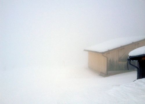 Eintauchen in den Hochnebel unterhalb 1700m - Sicht kaum 20m.
