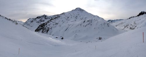 Oberalppass, 9. Januar 2013: Die nahende Front kündigt sich mit milchigen Wolken an
