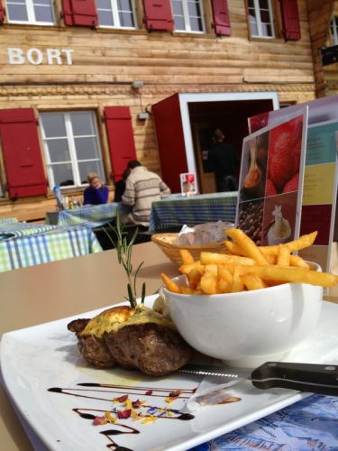 Verlutlich die beste Kuh, die ich je im Teller hatte, mit sensationellen Frites (Einheimisches Rind)
