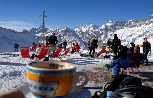 Lange Schlange an der Bahn - Zeit für einen Kaffee
