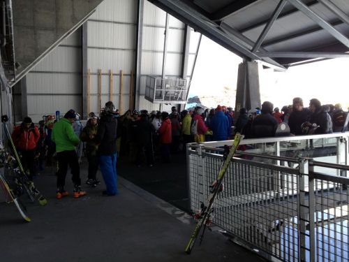 Viel Volk hier, Wartezeit 2-3 Gondeln
