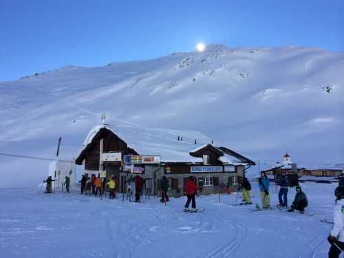 Die Sonne schleicht dem Pazolastock entlang
