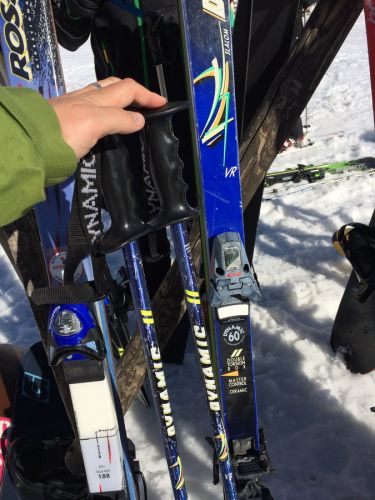 Da stehen tatsächlich die zu meinen 22 Jahre alten Stöcken passenden Dynamic-Skis herum, die ich 1992 auch besass (207cm)
