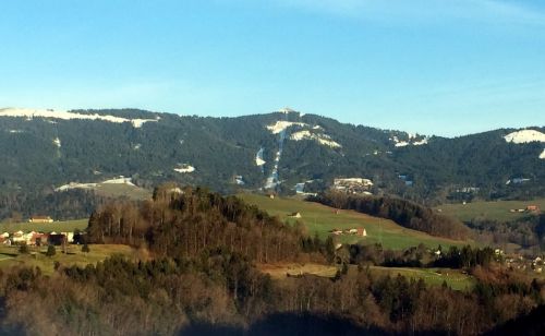 Auf der Heimfahrt nach Bern: Schneise der neuen Kombibahn La Berra
