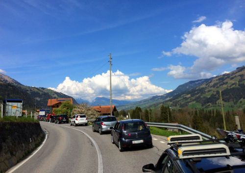 Ach nee... Stromleitung auf der Strasse bei Frutigen, eine Stunde Wartezeit
