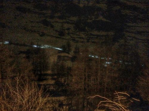 Lichtkegel der Patrouillen am Gegenhang
