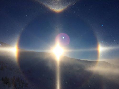 Interessanter Halo mit diversen Nebensonnen und Bogen
