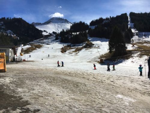 Dank Kunstschnee-Anlage kann man noch sehr schön Sulzschnee-Skifahren
