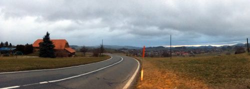 Heimfahrt via Schwarzenburg: Die Kaltfront hat uns nun eingeholt, nur ganz im Norden klafft noch ein Föhnfenster
