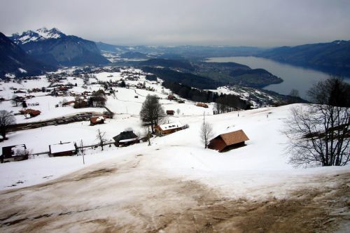 [url=http://www.aeschi-tourismus.ch/index.asp?page=129]Auf der Website der Lifte[/url] und [url=http://www.spitz-derby.ch/site/skigebiet.html]auf spitz-derby.ch[/url] hats ein paar Pulverschneefotos - muss wunderbar sein, wenns kalt und frisch verschneit ist!
