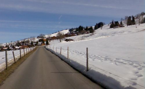 Hier sind wir schon! Das Wetter ist noch gut, der Föhn leistet ganze Arbeit - später wirds dann recht blind...
