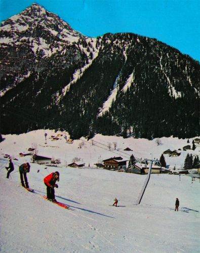 Detail aus einer Postkarte (vermutlich 1970er-Jahre), Übungslift Egg, Gehänge mit Trichtern unbekannter Marke (vermutlich BACO)
