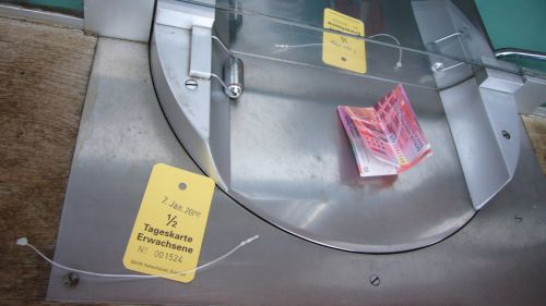 Karton-Tickets wie aus den 1970ern!
