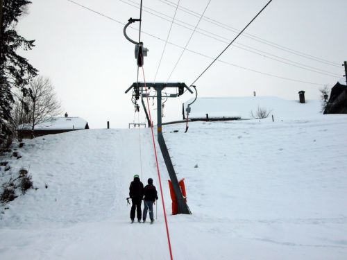 Typische Baco-T-Stützen ([url=http://www.sommerschi.com/forum/viewtopic.php?f=8&t=1253&hilit=eggiwil]hier hats übrigens ein paar Sommerbilder der Anlage[/url])
