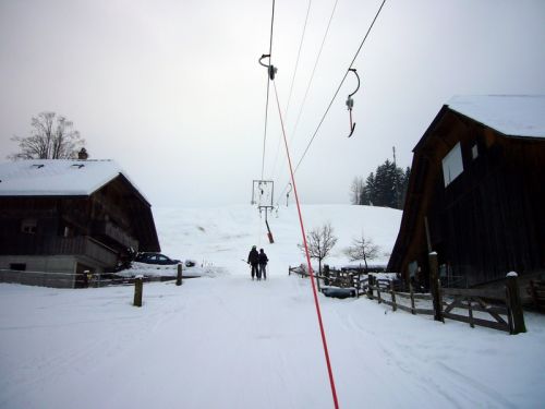 Bald gehts zwischen zwei Gebäuden eines Bauernhofes durch - so einen eigenen Lift vor dem Haus habe ich mir als Kind im Baselbiet immer gewünscht - [url=http://www.jacomet.ch/themen/skilift/album/displayimage.php?pos=-4381]und auch gezeichnet[/url]...
