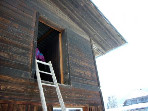 Skilift-Vizepräsi und Pistenpatrouilleur Beat Fankhauser guckte netterweise, ob er noch einen Holzbügel als Souvenir hat - die ursprünglichen Gehänge wurden vor wenigen Jahren leider getauscht, leider war keins mehr da
