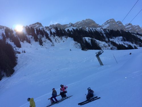 Bei der Skilift-Bergstation geht hinter den sieben Hengsten die Sonne auf

