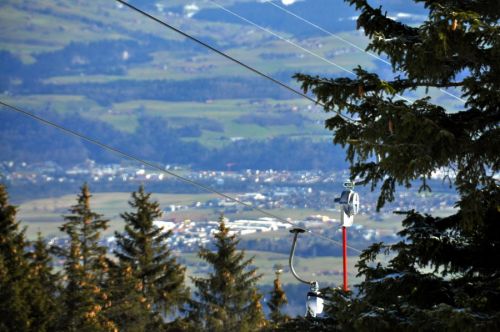 Blick am Skilift Länggrätli vorbei ins Aaretal
