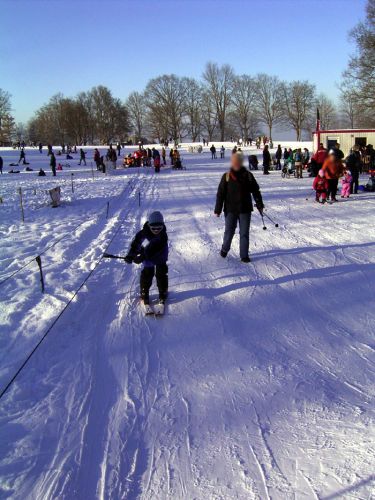 Beliebt: der kurze Skilift für die ganz Kleinen - mit «Trampelpfad für die Eltern». Ideal für die ersten Versuche auf Skis. (Bild/Text: Gurtenpark)

