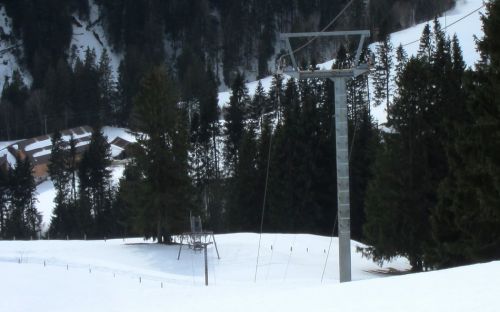 Blick hinunter zum stillgelegten WSO-Kurzskilift "First Süd", nach verschiedenen Quellen 1971 oder 1981 erbaut (Technik und Firmenschild sprechen für die 1980er)
