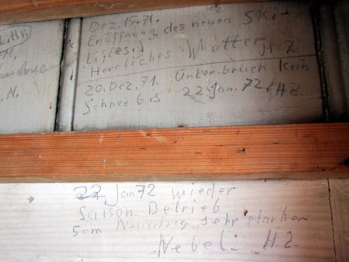 Ein Hinweis? "15.12.1971, Eröffnung des neuen Skiliftes" - stimmt das offiziell angegebene Baujahr 1968 gar nicht?
