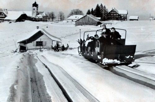 Seit 1938 gabs die mechanische Aufstiegshilfe Heiligkreuz-First, zuerst war es ein "Funi-Schlitten", mehr dazu [url=http://www.jwalker.ch/funi/funi.html]hier[/url] 
